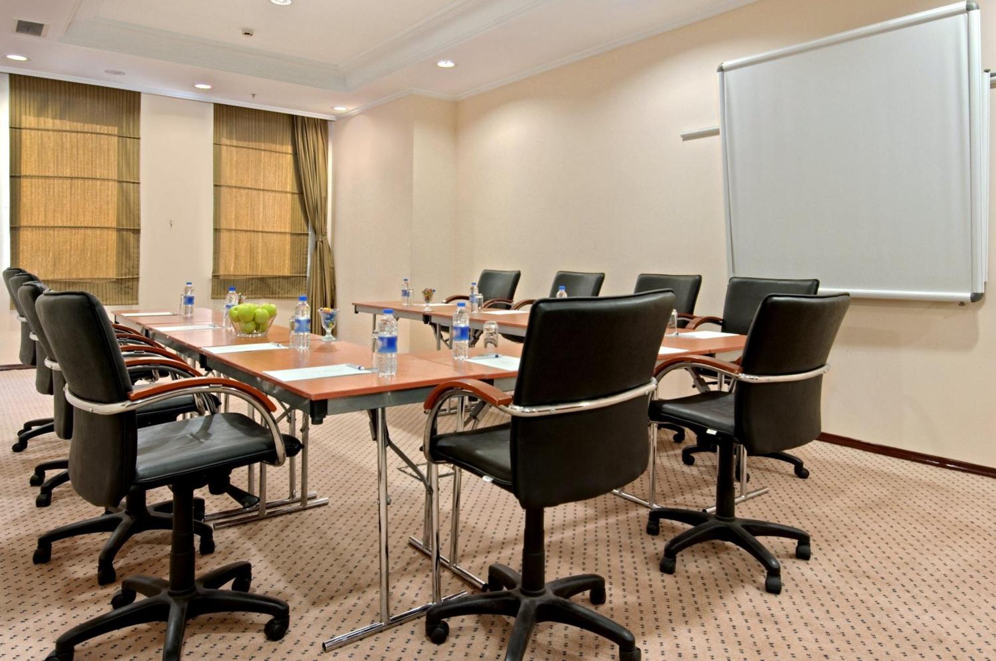开塞利希尔顿酒店 外观 照片 Meeting room